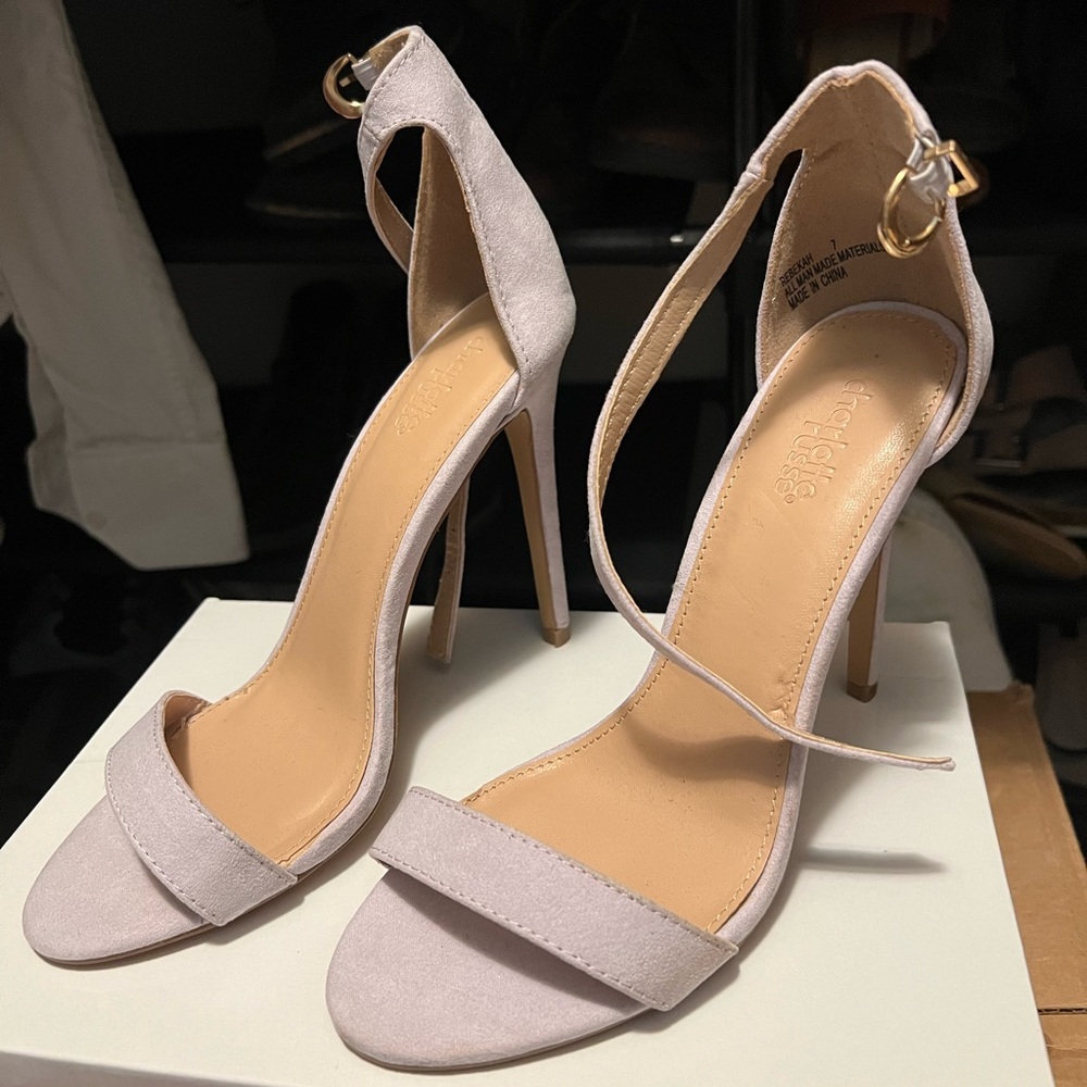 Lilac shoes never worn because I got pregnant and I went up a shoes size :|